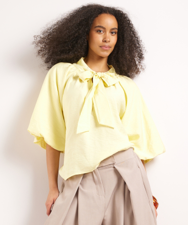 top met pofmouw en strikdetail