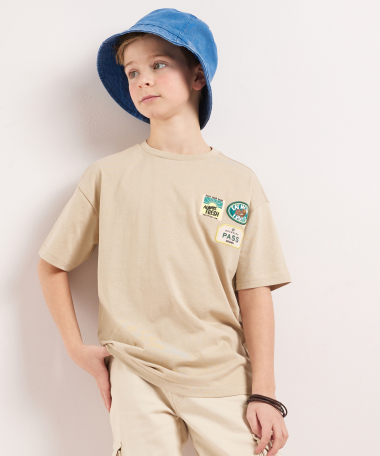 t-shirt met badges