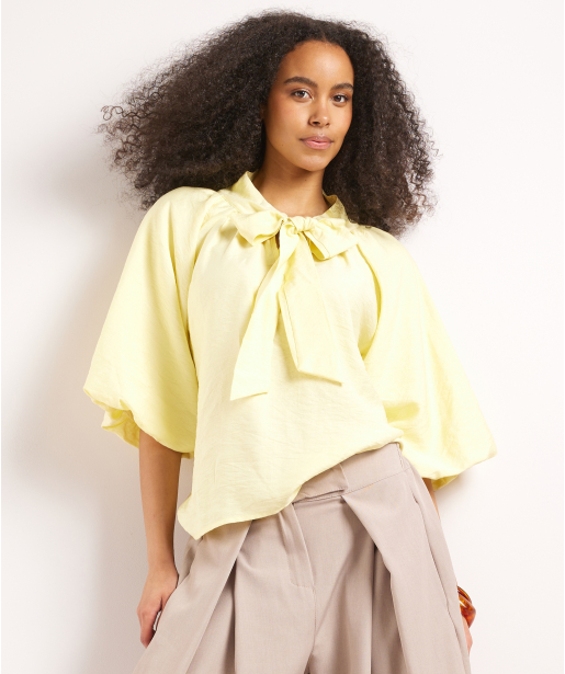 top met pofmouw en strikdetail